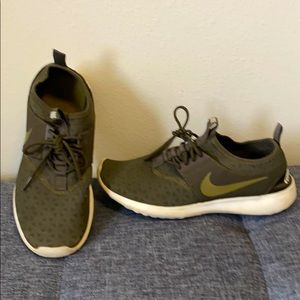 Nike Roshe Size 7